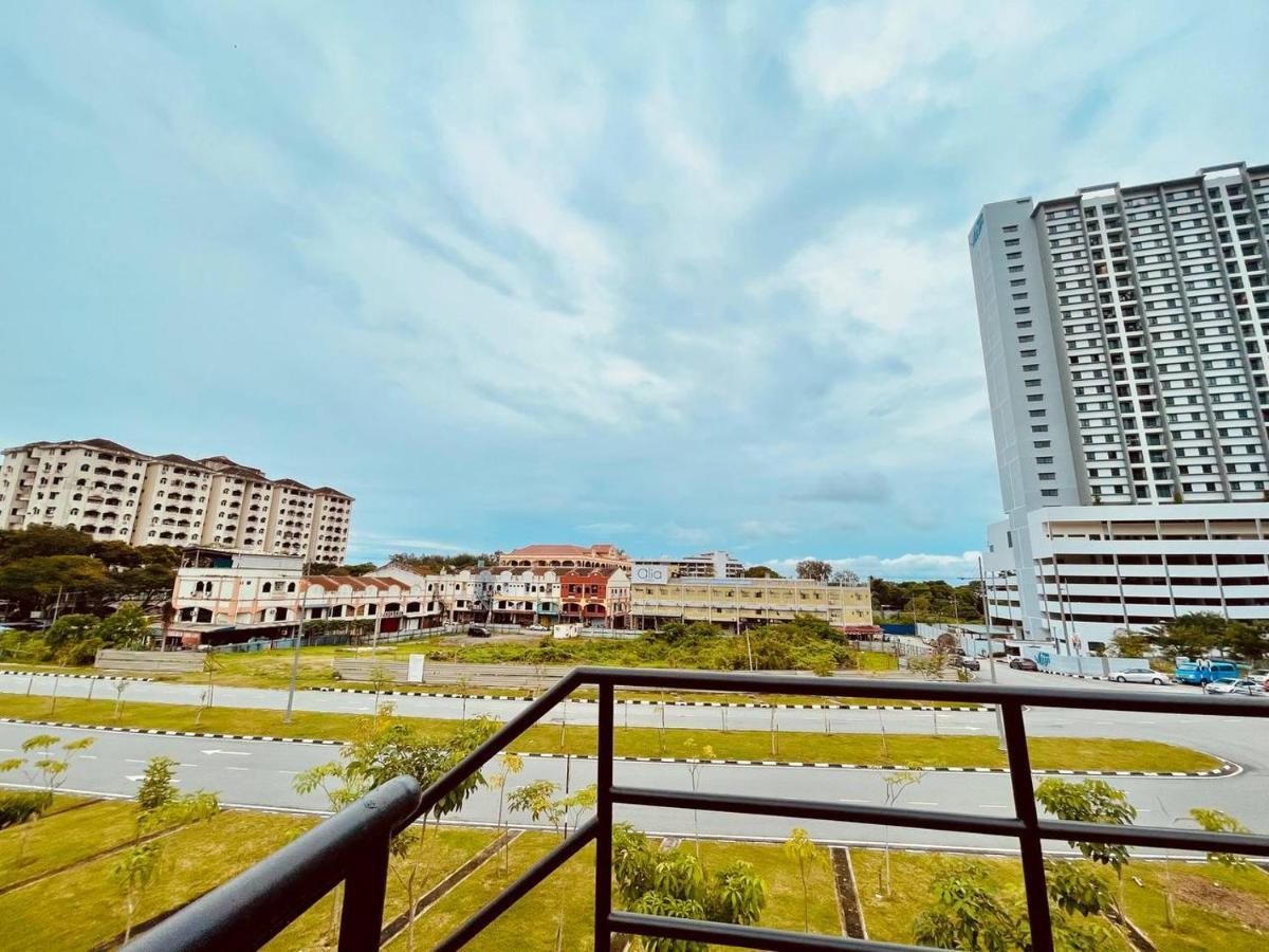 Trendy Family Getaway by Stayco: Beachside Oasis with Mini-Pool & Entertainment Batu Ferringhi Exterior photo